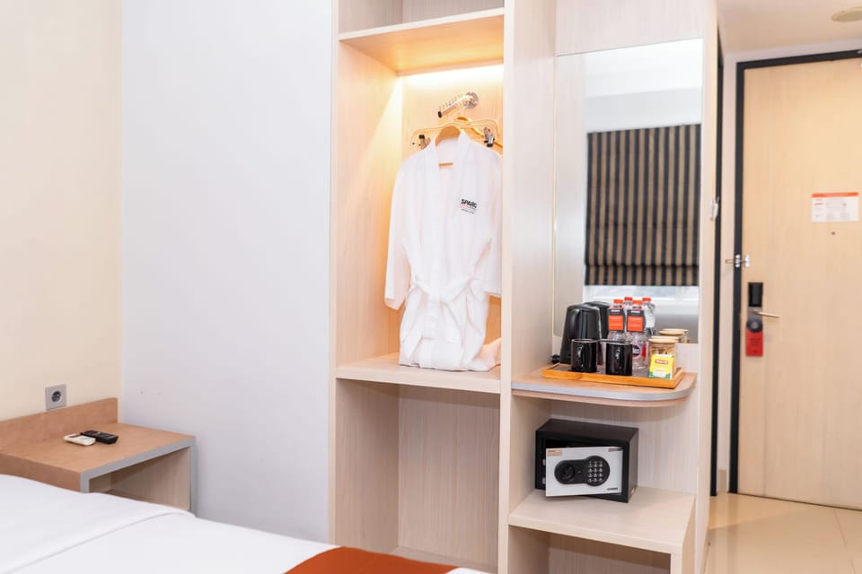 Deluxe with Living Room | In-room safe, desk, blackout drapes, soundproofing