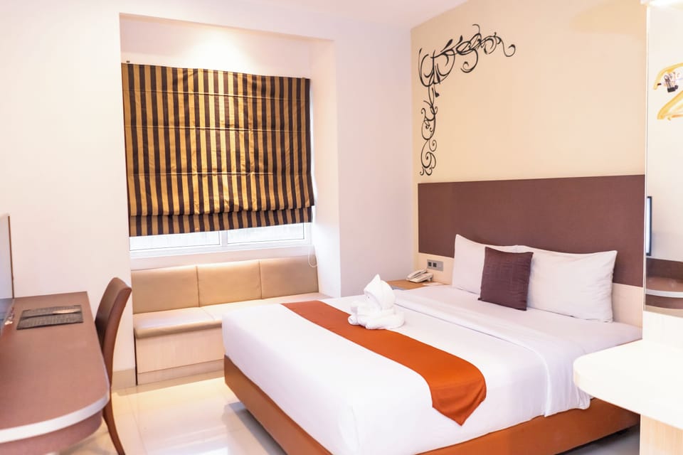 Deluxe with BathTub | In-room safe, desk, blackout drapes, soundproofing