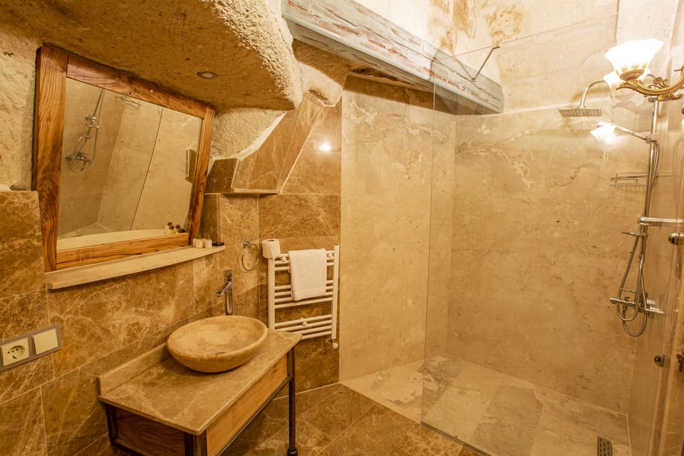 Double Room | Bathroom shower