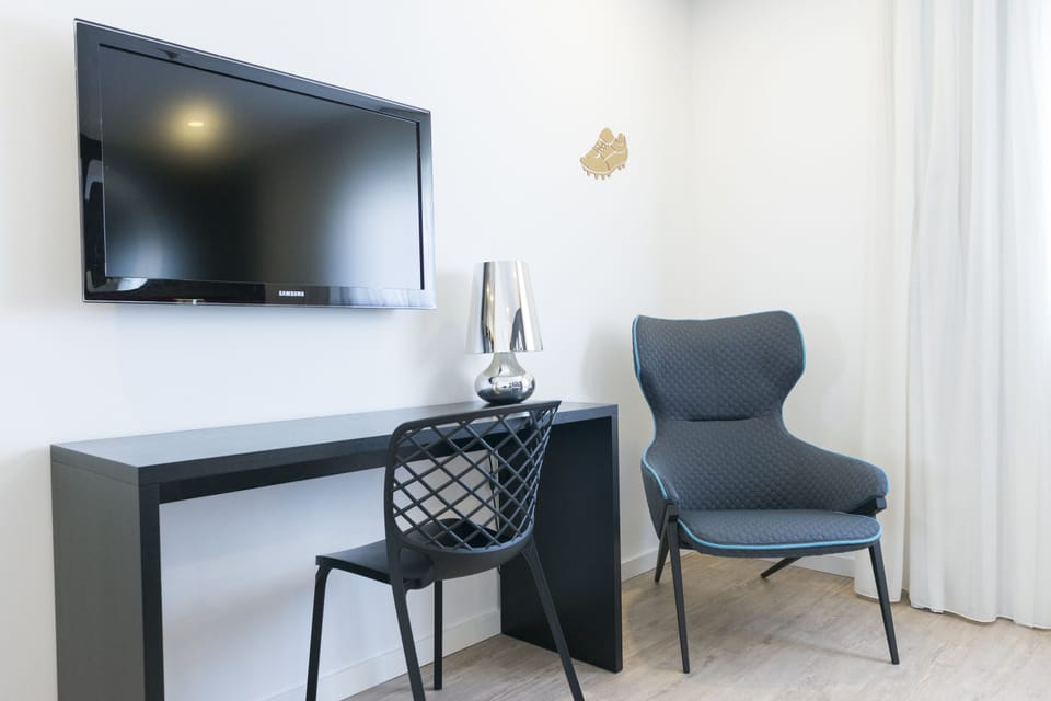 Superior Double Room | In-room safe, desk, soundproofing, WiFi (free)