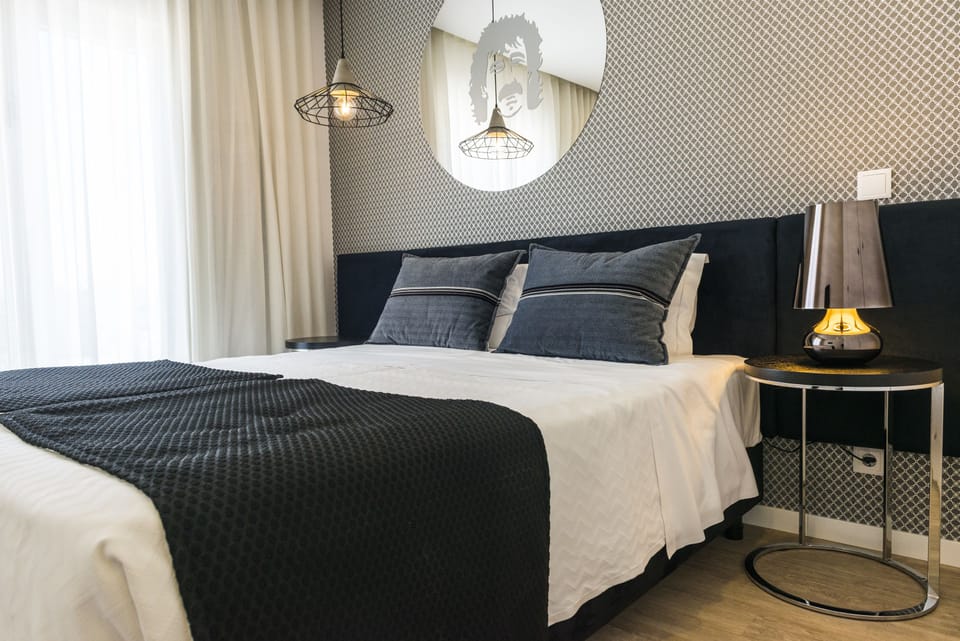 Double Room | In-room safe, desk, soundproofing, WiFi (free)