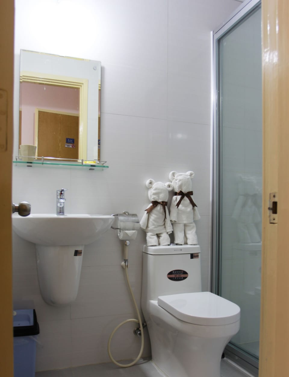 Family Room | Bathroom | Shower, bidet, towels, soap