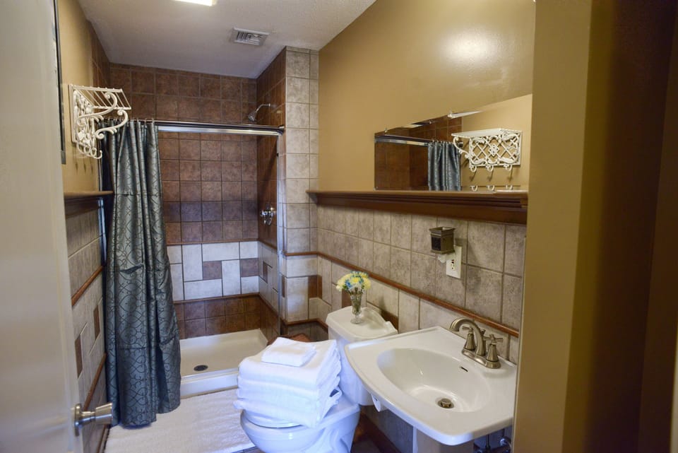 Suite, 2 Bedrooms (Portobello Road) | Bathroom | Hair dryer, bidet, towels