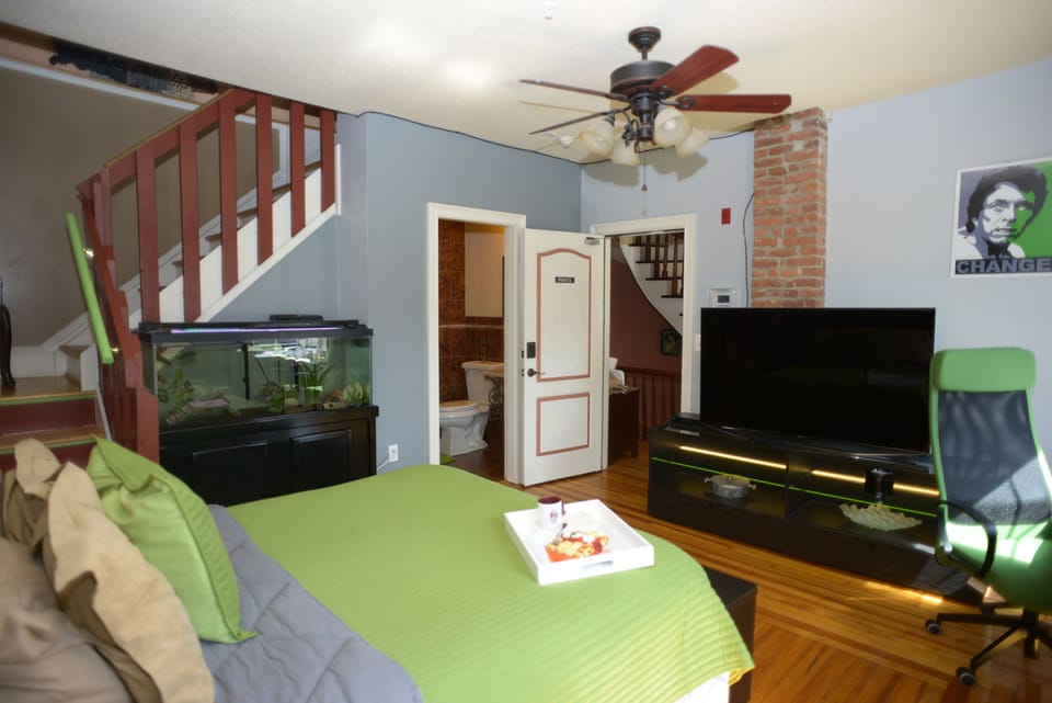 Room (Gamma Green) | Individually decorated, individually furnished, iron/ironing board