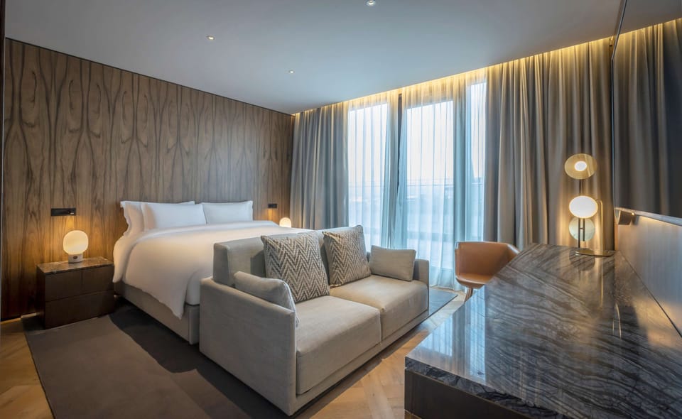 Hypo-allergenic bedding, minibar, in-room safe, desk