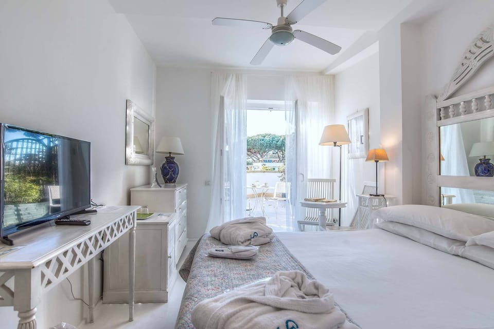 Classic Room, 1 Queen Bed, Balcony | Hypo-allergenic bedding, memory foam beds, minibar, in-room safe