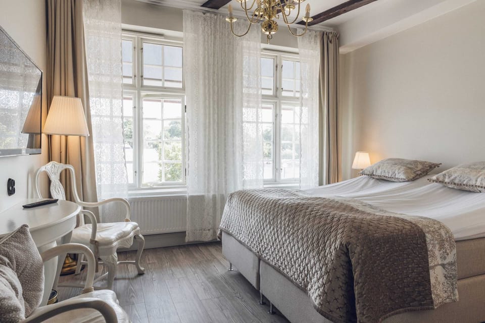 Deluxe Double Room, 1 King Bed | Premium bedding, pillowtop beds, blackout drapes, soundproofing