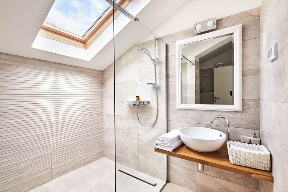 Superior Apartment with Balcony and Sea View | Bathroom | Hair dryer, towels