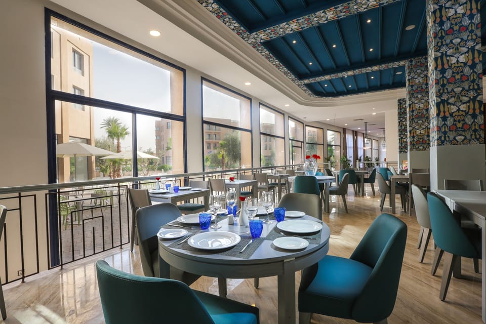 3 restaurants; breakfast, lunch, and dinner served