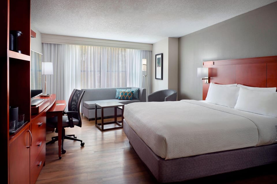 1 bedroom, Egyptian cotton sheets, premium bedding, pillowtop beds