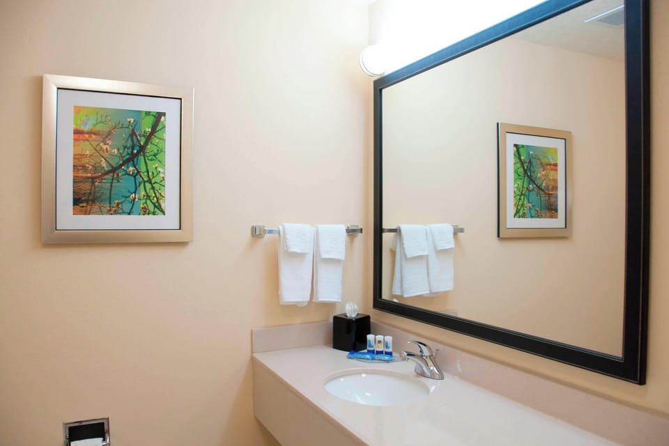 Room, 2 Queen Beds | Bathroom | Combined shower/tub, free toiletries, hair dryer, towels