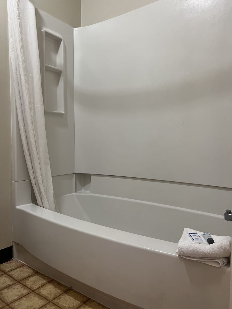 Combined shower/tub, hair dryer, towels