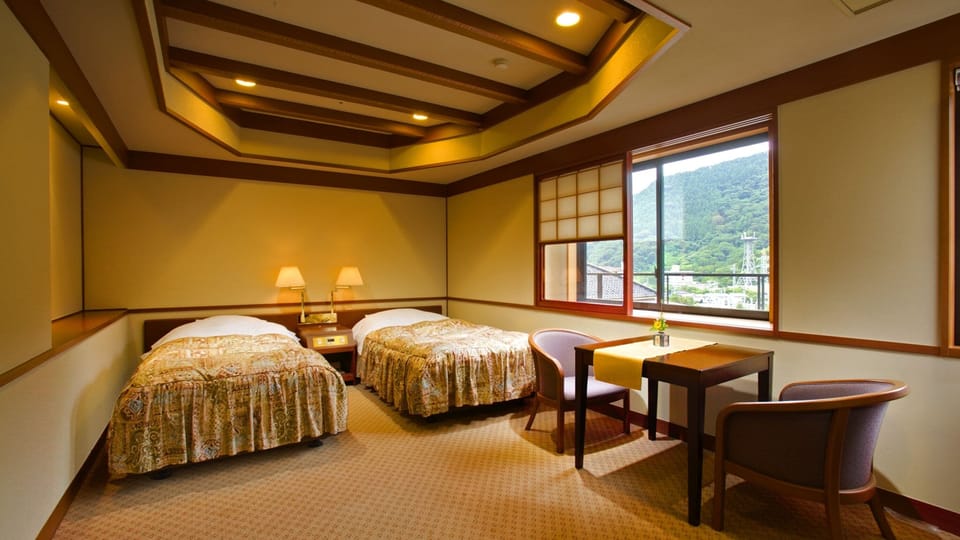 [East Tower] Twin Room | In-room safe, desk, WiFi (free)