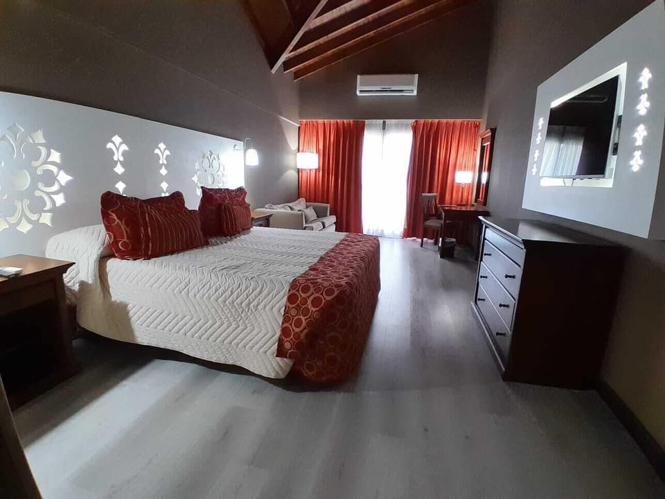 Suite, 1 King Bed | Premium bedding, down comforters, pillowtop beds, minibar