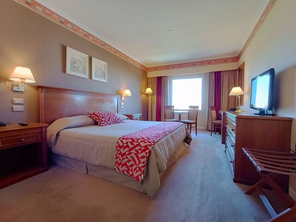 Classic Room, 1 King Bed, Non Smoking | Minibar, in-room safe, desk, blackout drapes
