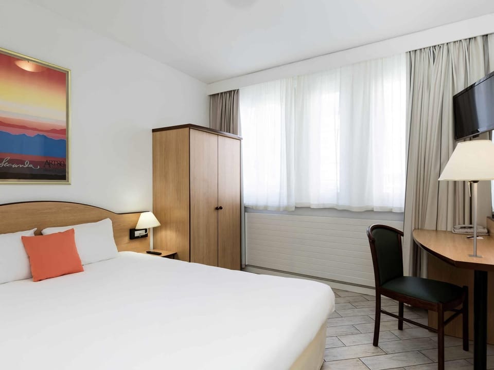 Standard Apartment, 1 Bedroom | Desk, bed sheets, alarm clocks