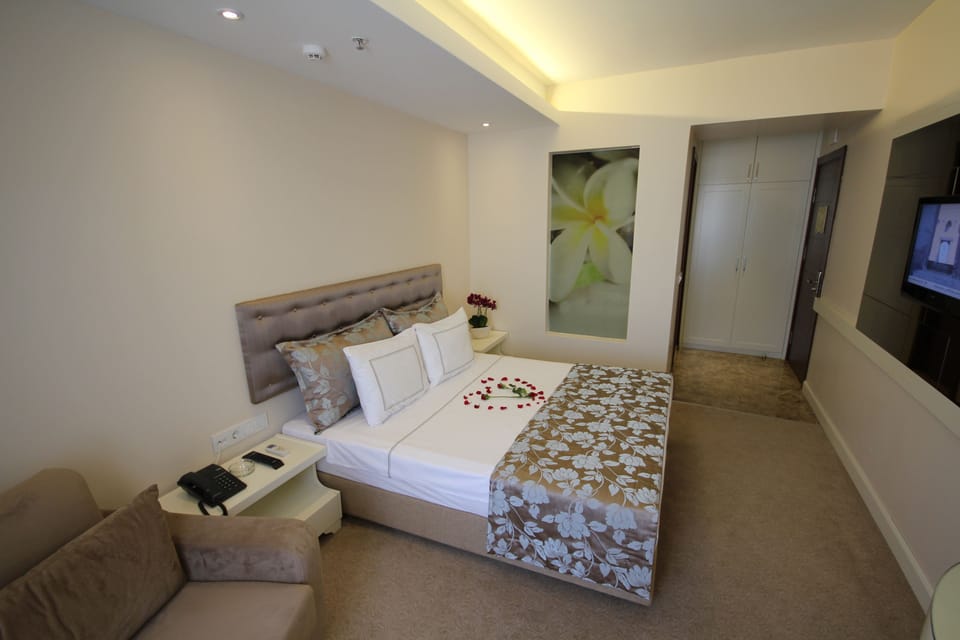 Double or Twin Room | Minibar, in-room safe, soundproofing, iron/ironing board