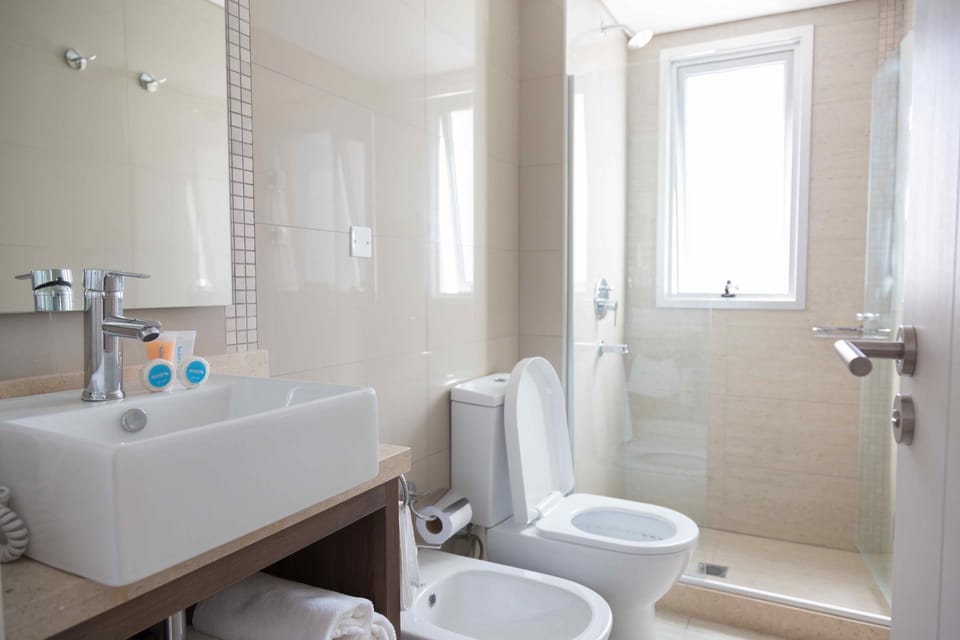 Superior Double Room, Balcony, Sea View | Bathroom | Shower, free toiletries, hair dryer, bidet