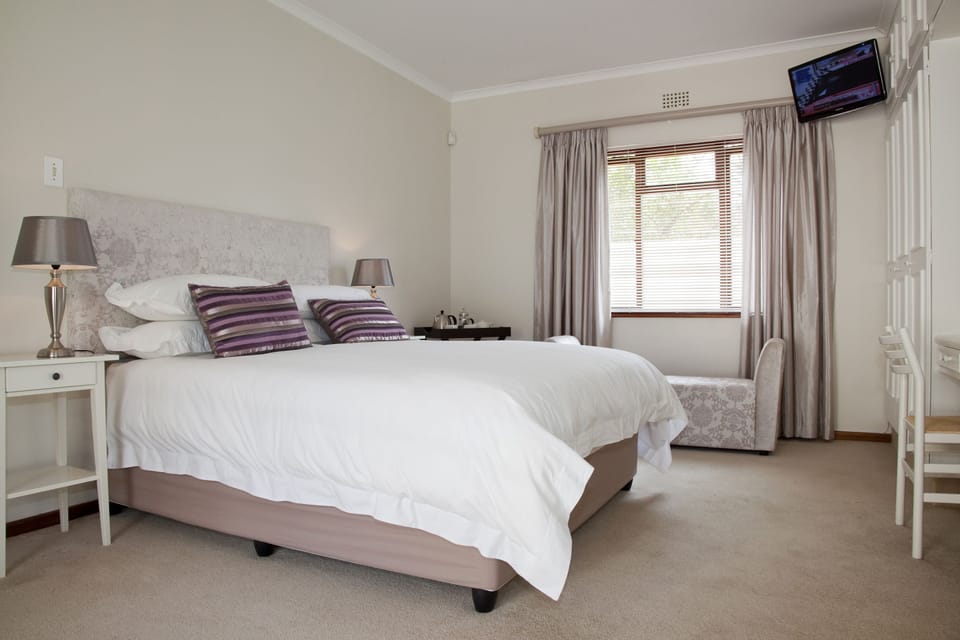 King penguin | In-room safe, individually decorated, individually furnished, desk