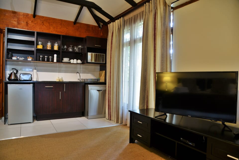 Honeymoon Tree House (Self Catering ) | Iron/ironing board, free WiFi, bed sheets