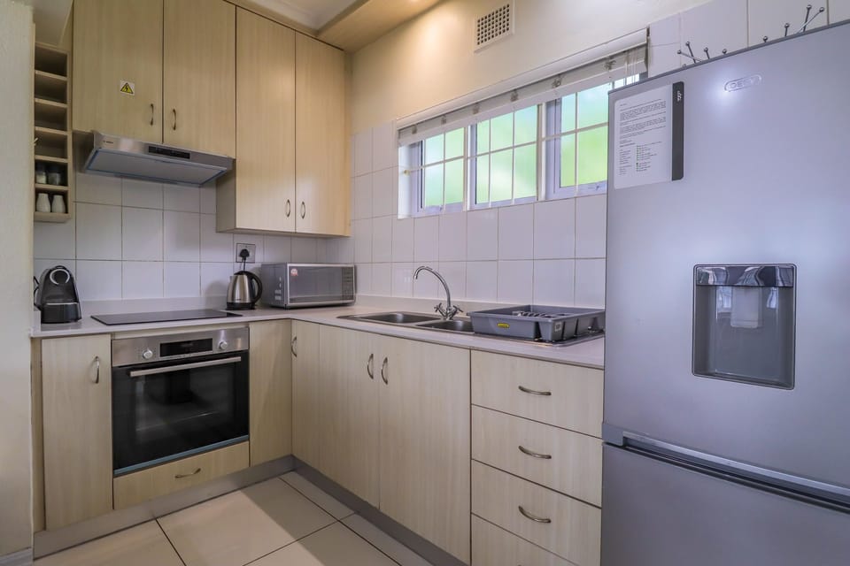 Apartment (1 Bedroom) | Private kitchen | Full-size fridge, microwave, oven, stovetop