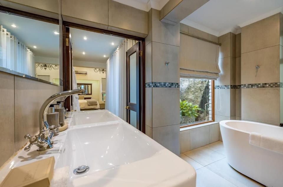Garden Room | Bathroom | Separate tub and shower, free toiletries, hair dryer, towels
