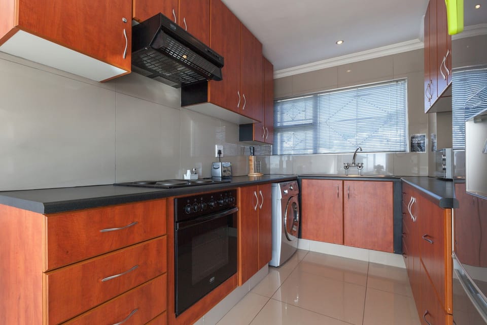 Apartment (2 Bedrooms) | Private kitchen | Fridge, microwave, oven, stovetop