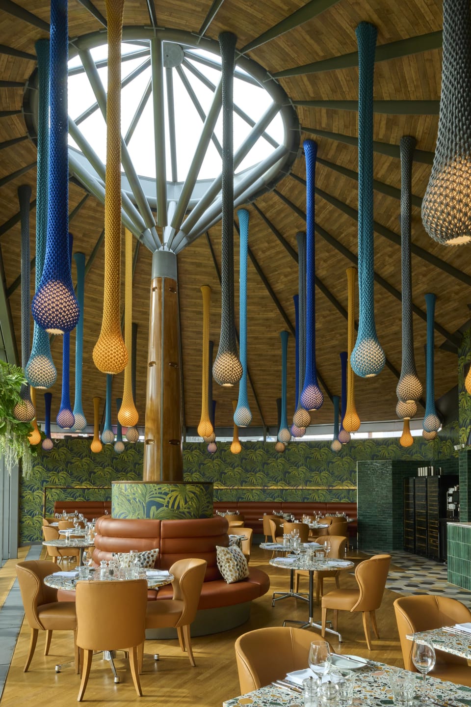 Breakfast, lunch and dinner served