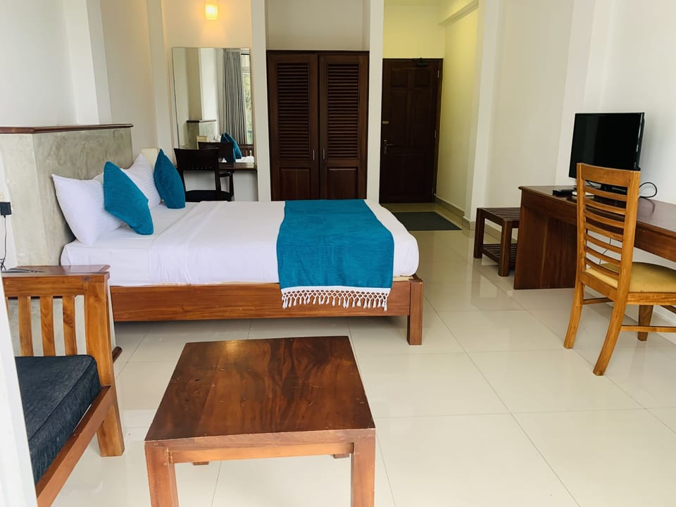 Deluxe Room, 1 Queen Bed, River View | Desk, soundproofing, iron/ironing board, free WiFi