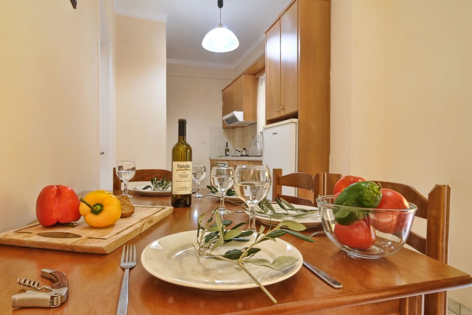 Deluxe Apartment, 2 Bedrooms, Sea View (High Floor) | In-room dining