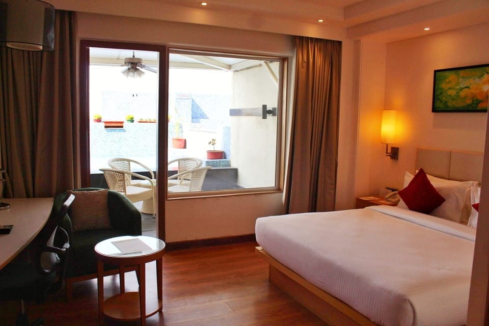 Club Room | Minibar, in-room safe, desk, soundproofing