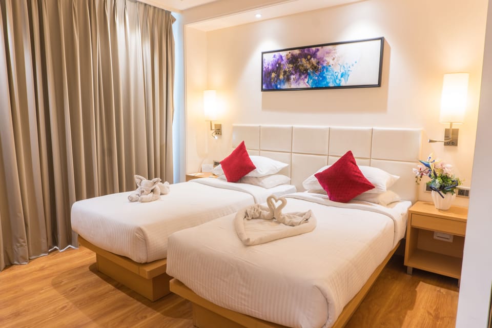 Executive Double Room | Minibar, in-room safe, desk, soundproofing