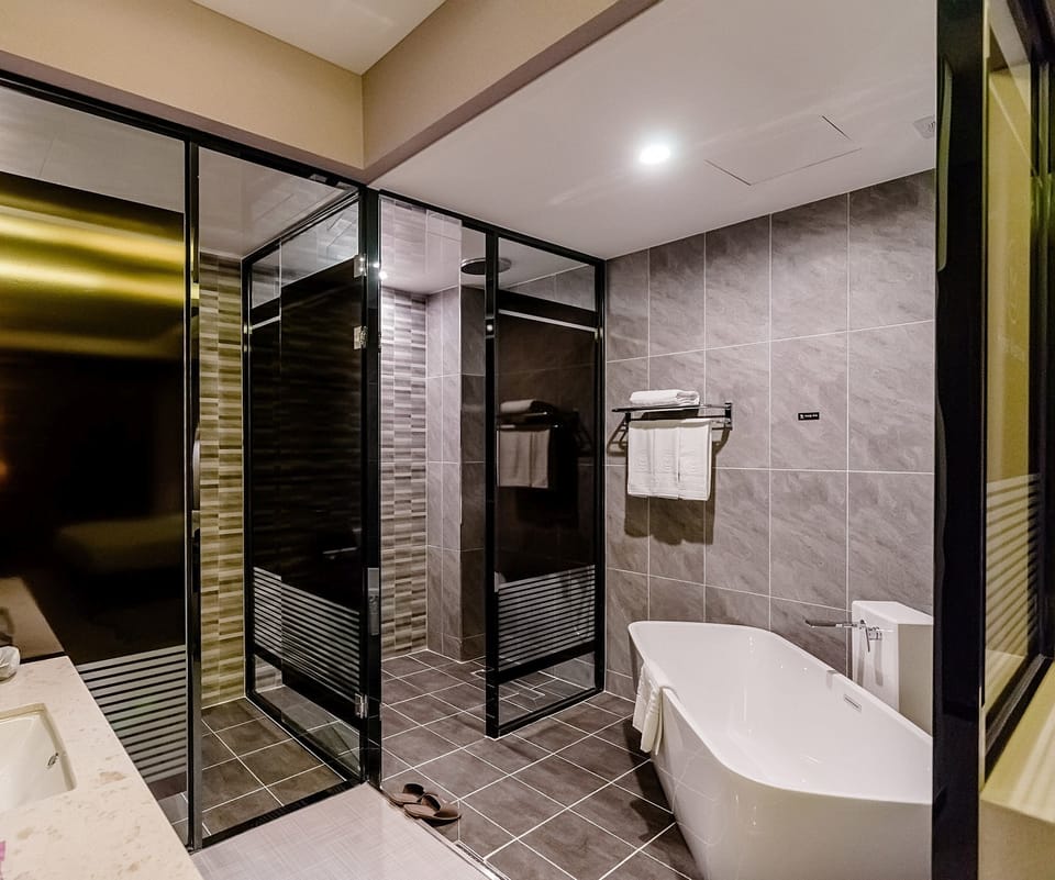 Premium Suite | Bathroom | Hair dryer, bathrobes, bidet, towels