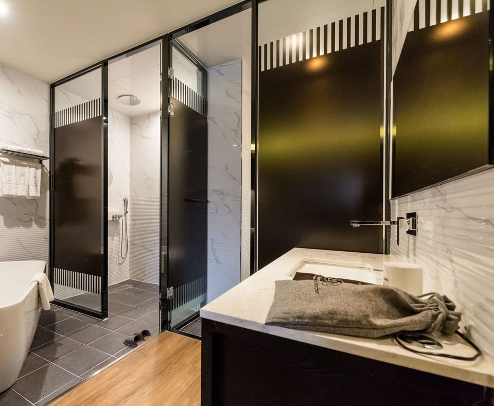Premium Suite | Bathroom | Hair dryer, bathrobes, bidet, towels