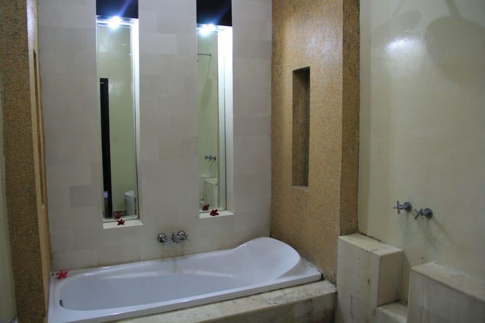 Superior Double Room | Bathroom | Hair dryer, bathrobes, bidet, towels