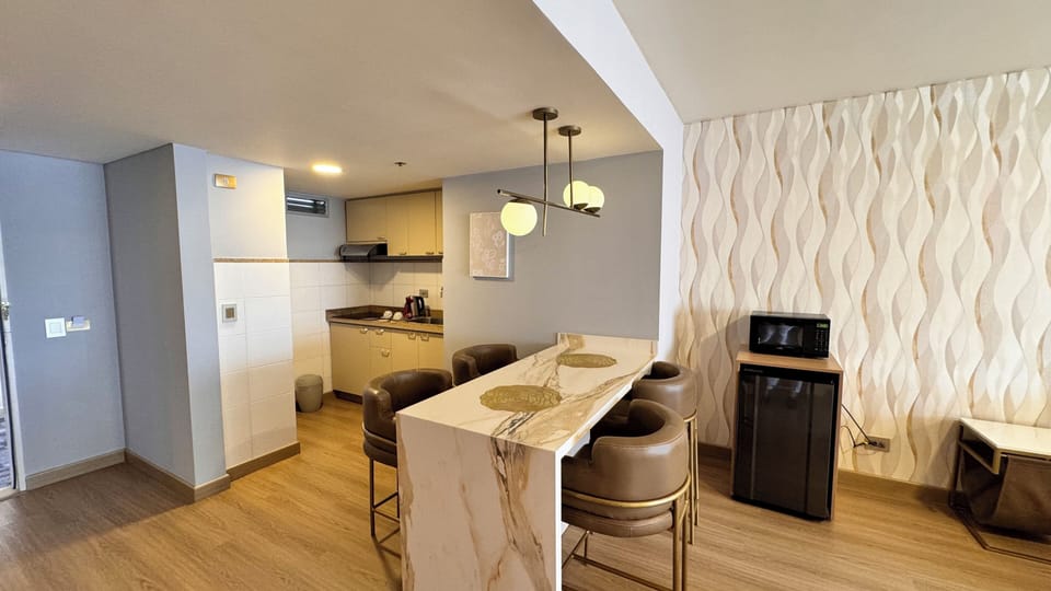 Superior Suite Executive | Private kitchen | Full-size fridge, microwave, stovetop, dishwasher