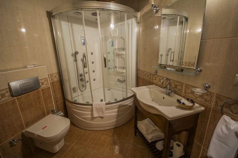 Suite | Bathroom | Bathtub, jetted tub, free toiletries, hair dryer
