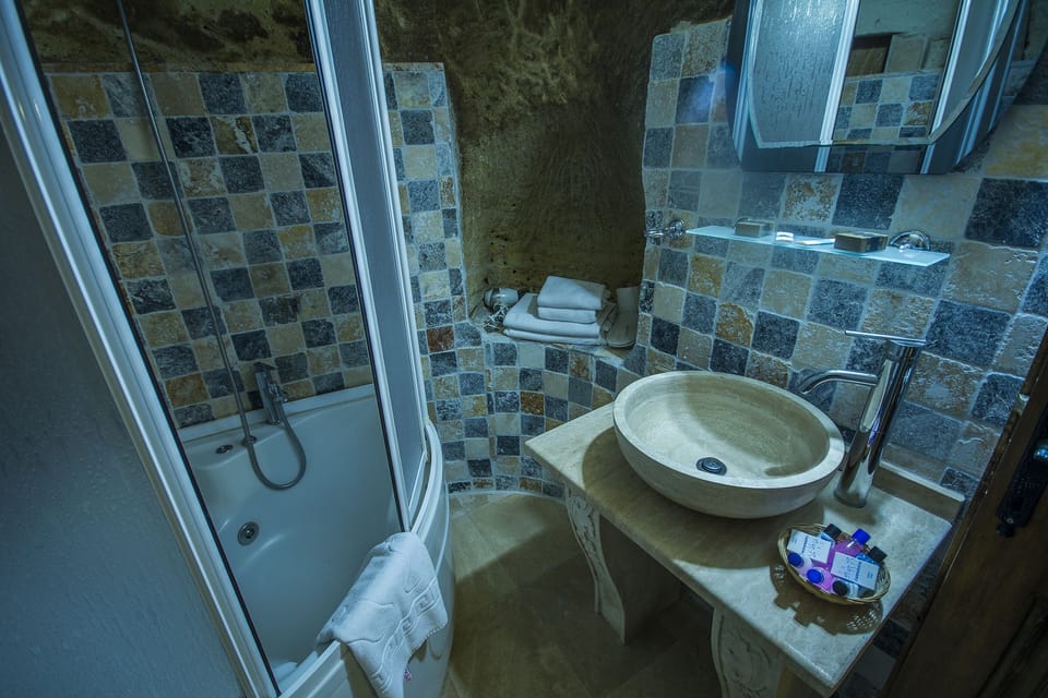 Twin Room | Bathroom | Bathtub, jetted tub, free toiletries, hair dryer