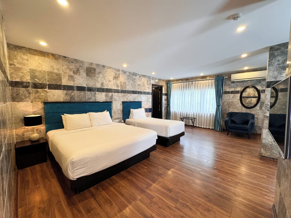 Suite Garden View | In-room safe, desk, blackout drapes, soundproofing