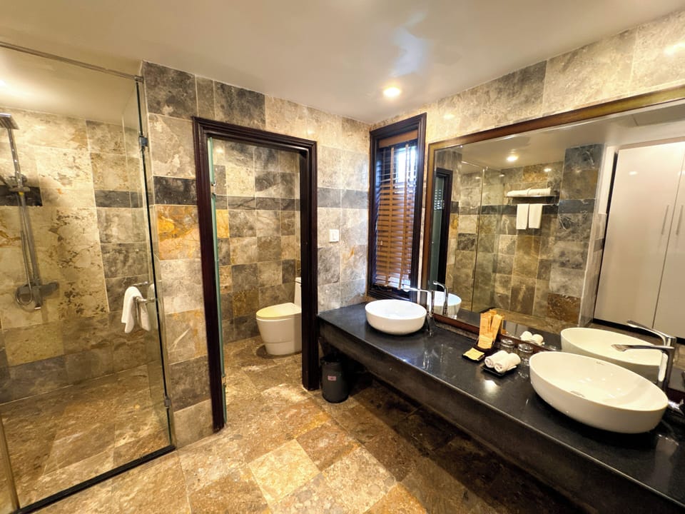 Suite Garden View | Bathroom | Free toiletries, hair dryer, bathrobes, slippers