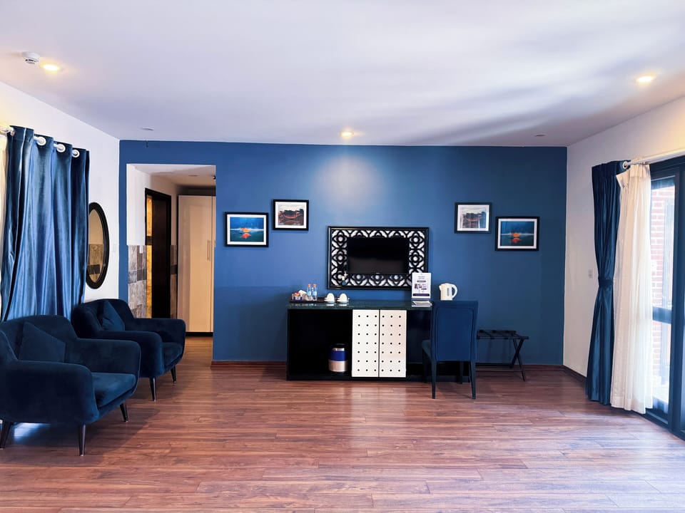 Family Room | In-room safe, desk, blackout drapes, soundproofing