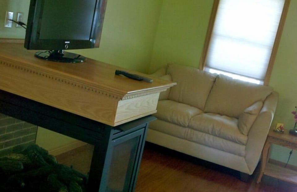 Spring's Desire Cottage | Living area | 32-inch flat-screen TV with cable channels, TV, fireplace