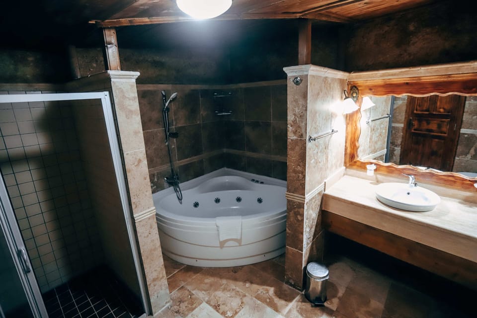 Cave Room | Jetted tub