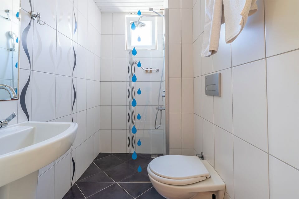 Shower, rainfall showerhead, free toiletries, hair dryer