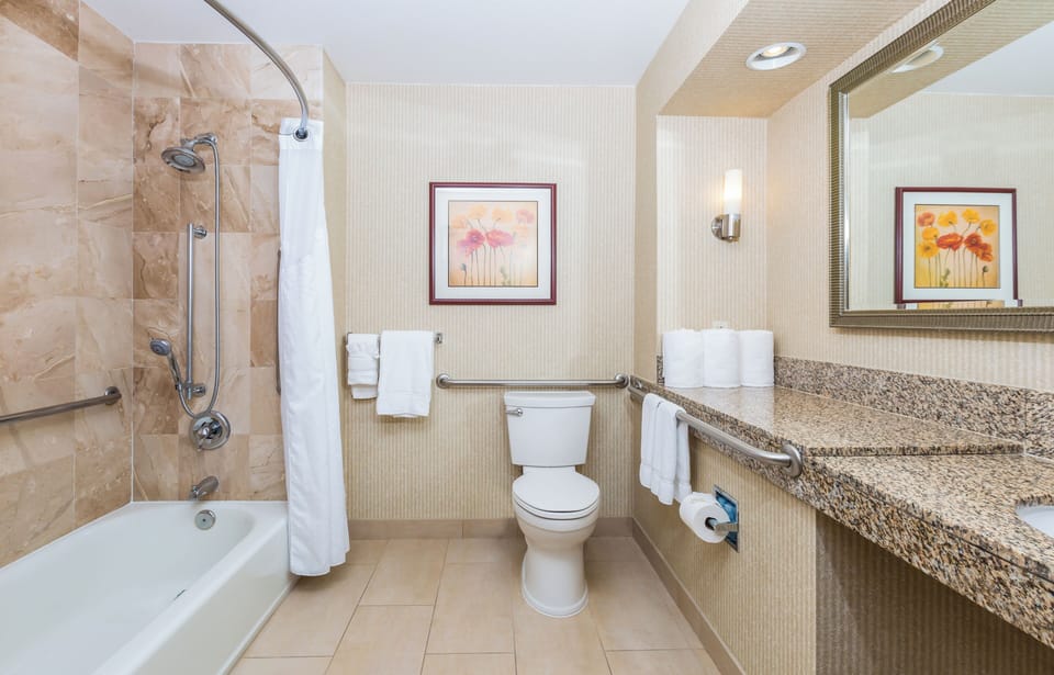 Combined shower/tub, hydromassage showerhead, eco-friendly toiletries