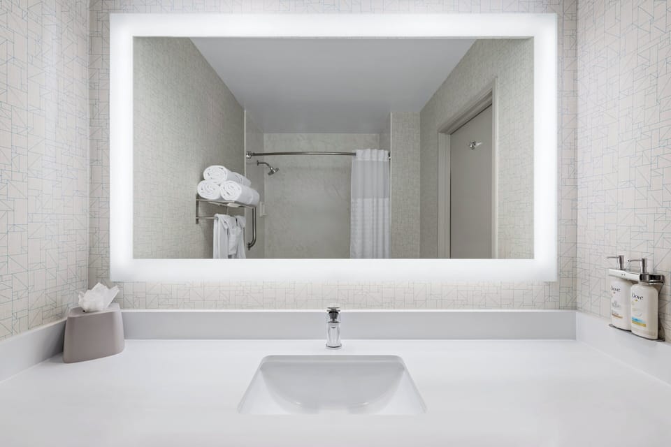 Combined shower/tub, hydromassage showerhead, eco-friendly toiletries