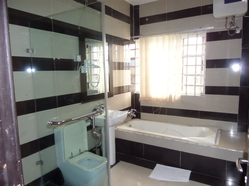 Executive Room | Bathroom | Separate tub and shower, designer toiletries, hair dryer, bathrobes