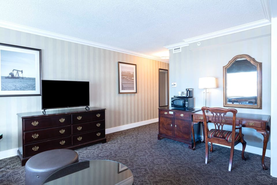 Grand Room, 1 King Bed | Premium bedding, pillowtop beds, in-room safe, desk