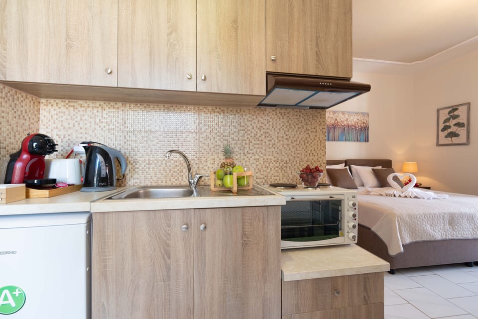 Superior Triple Room, Sea View (4 LEVANTES) | Private kitchen | Fridge, oven, stovetop, coffee/tea maker