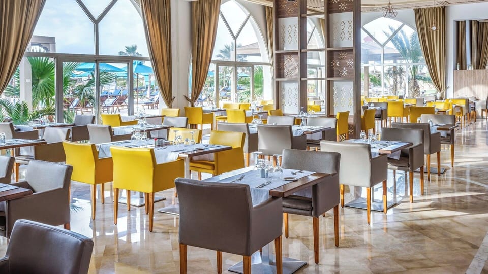 2 restaurants; lunch and dinner served